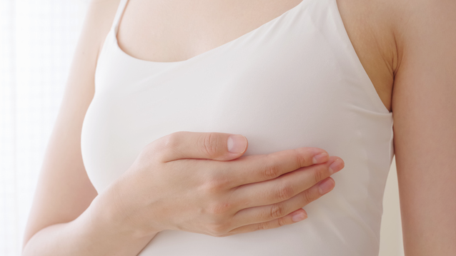 乳がんの心配をする女性の写真